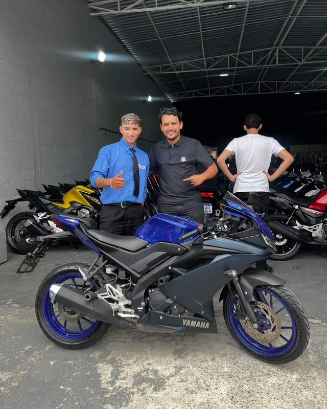 Cliente da FC Motos realizando o sonho da moto nova