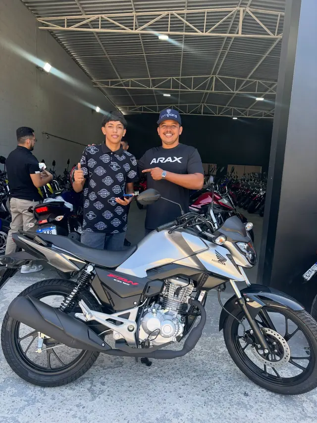 Cliente da FC Motos realizando o sonho da moto nova